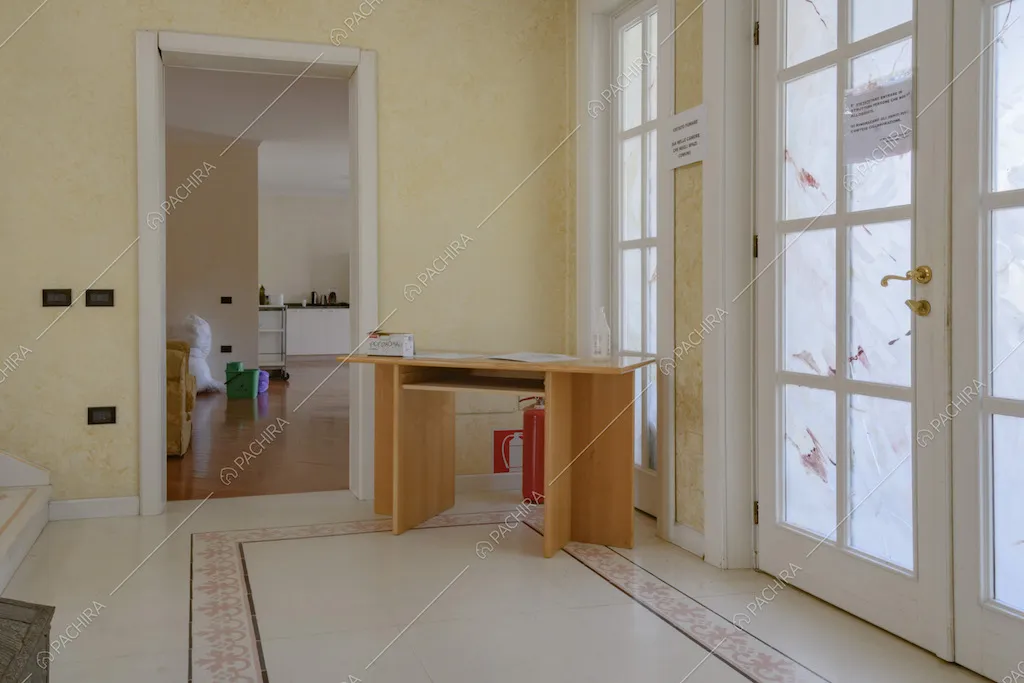 Pianerottolo con porte a vetri e muri color pastello