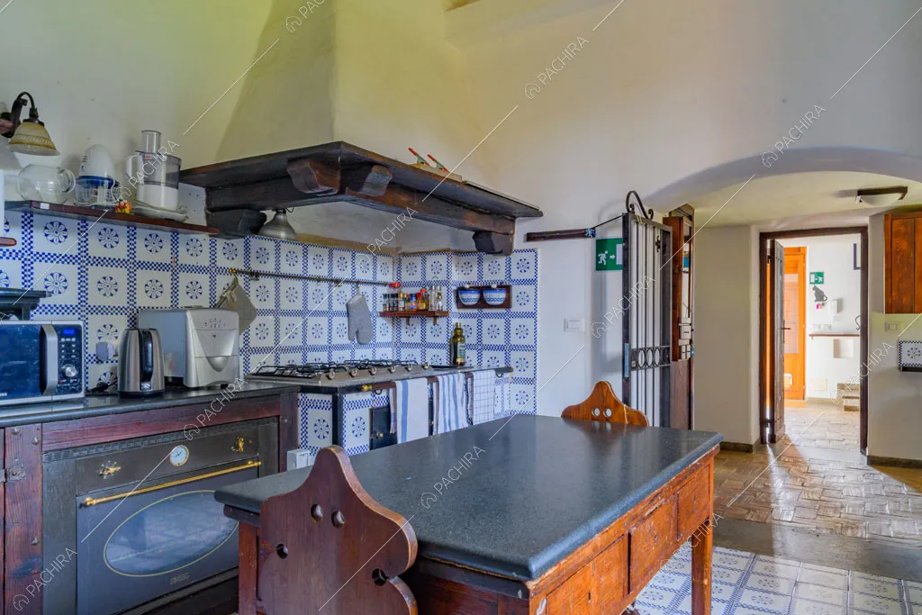 Cucina a parete della villa Ebridi, location in stile rustico a Roma