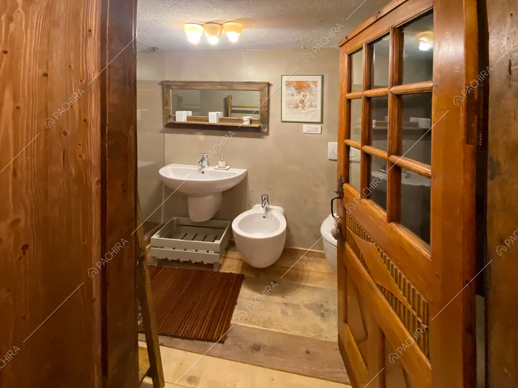 Bagno con pareti grigie dello chalet Thar, location in stile rustico ad Aosta