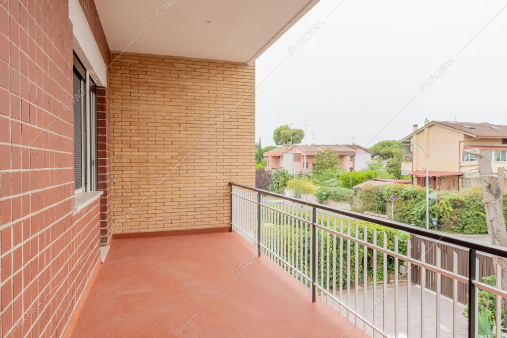 Terrazza con pareti dai mattoncini a vista della villa Murray, location in stile contemporaneo a Roma