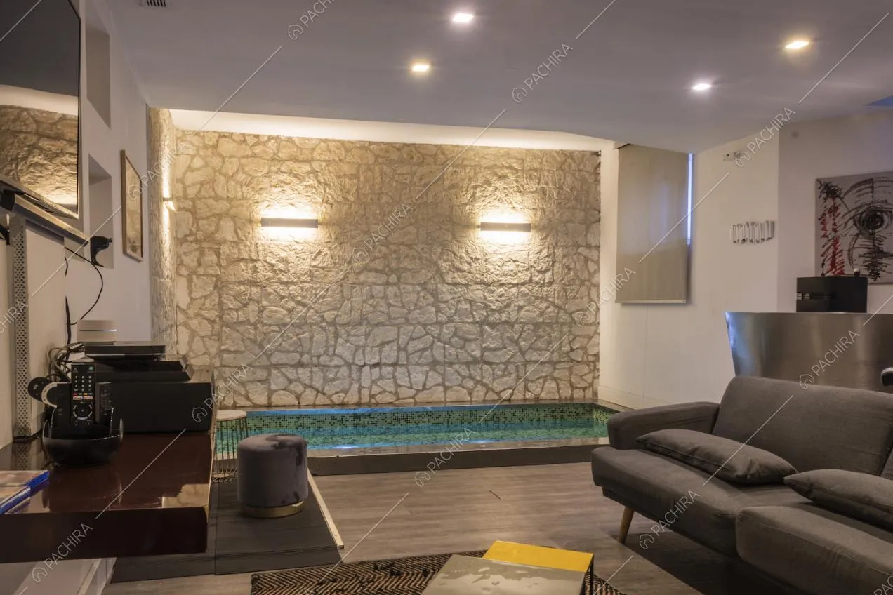 Piscina con idromassaggio all'interno del soggiorno