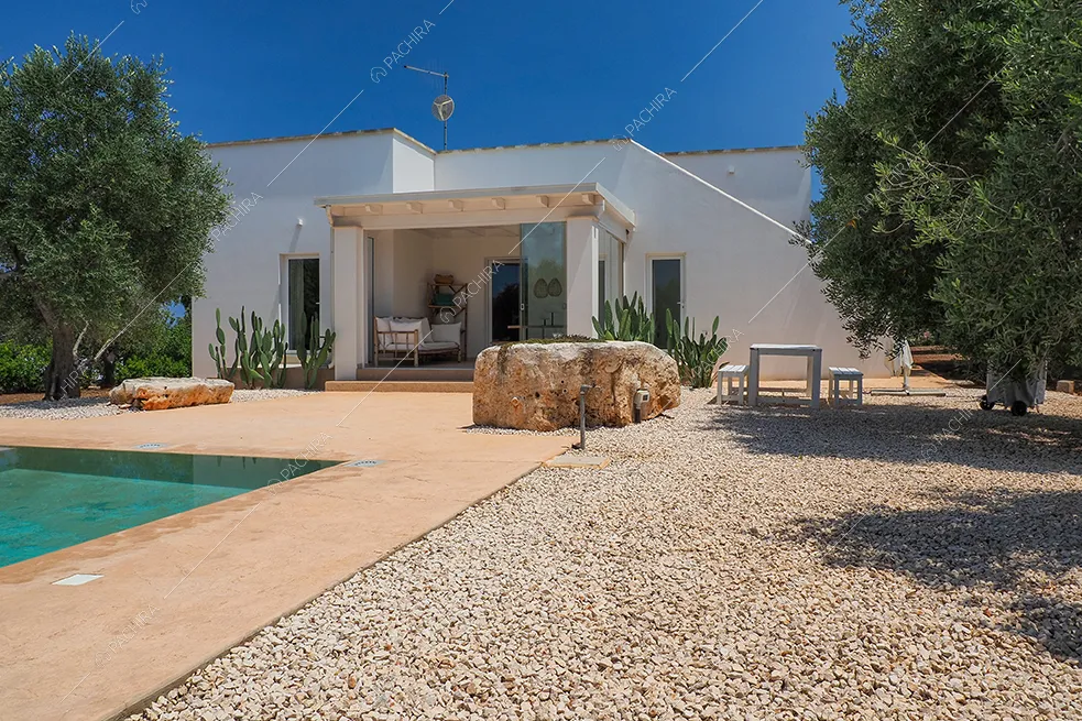 Cortile della villa Iolite, location in stile minimal a Brindisi