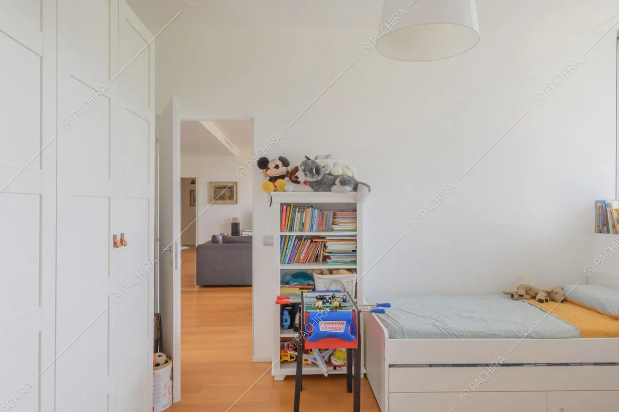 Camera da letto dei bambini con pareti bianche e pavimento in parquet