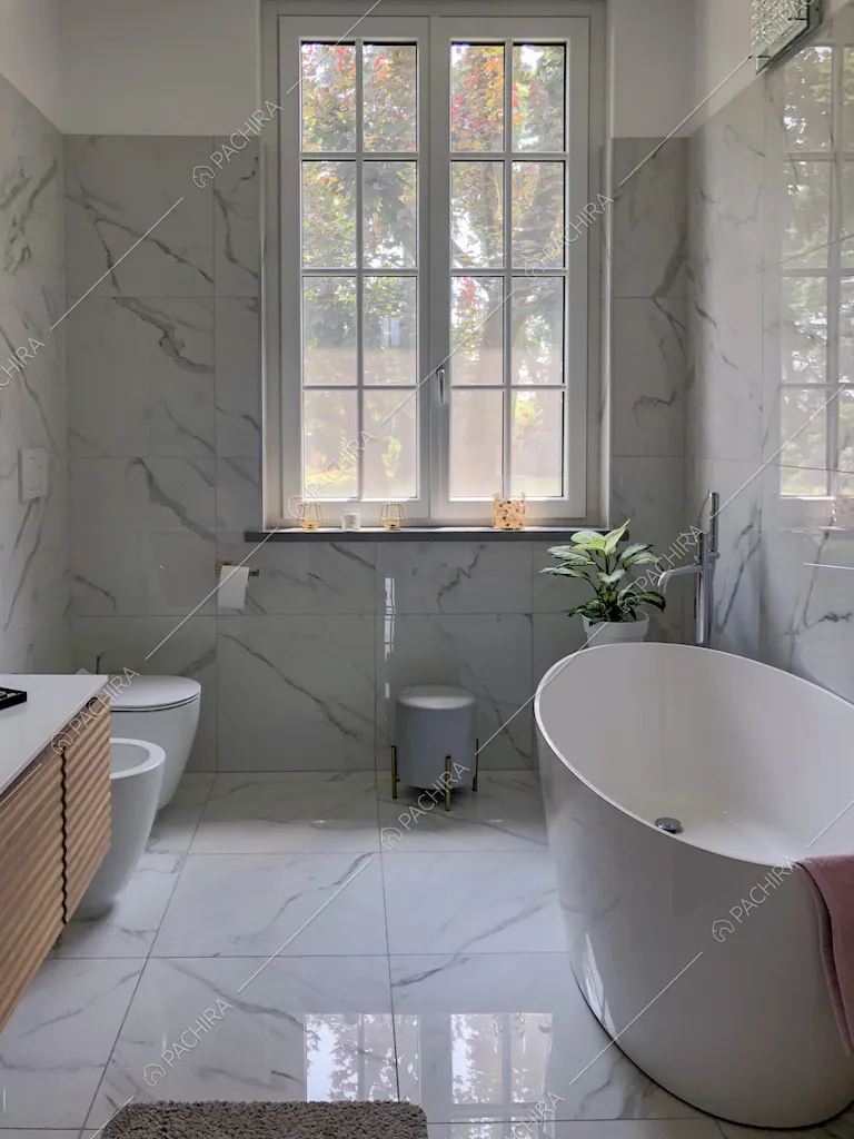 Vasca da bagno moderna e pareti in marmo bianco
