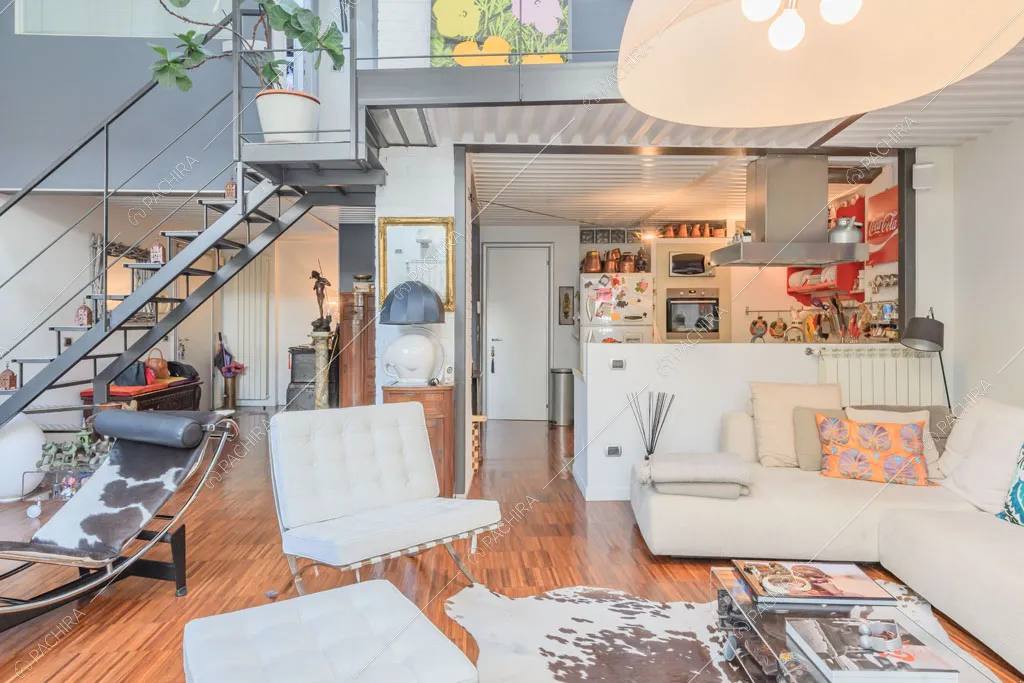 Zona living del loft Cascarilla, location in stile moderno a Milano