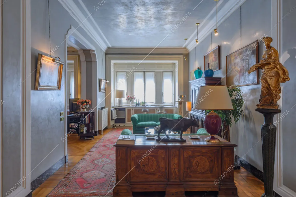Ampio salotto con pavimento in parquet dell'appartamento Agazzino, location in stile classico a Milano