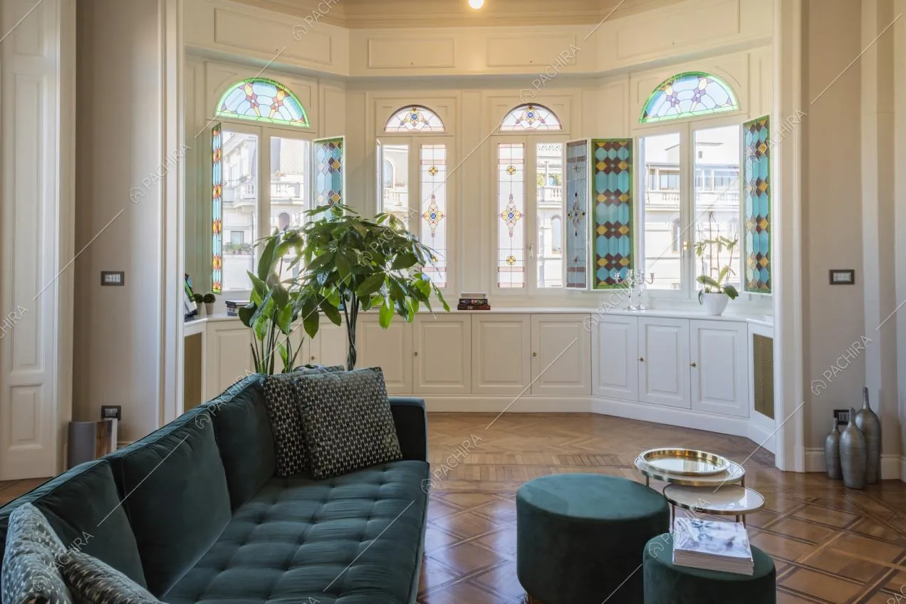 Sala con vetrate colorate e boiserie