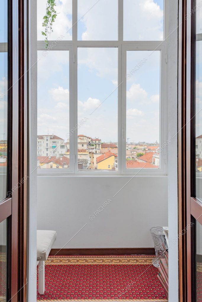 Grande vetrata con vista sui palazzi circostanti