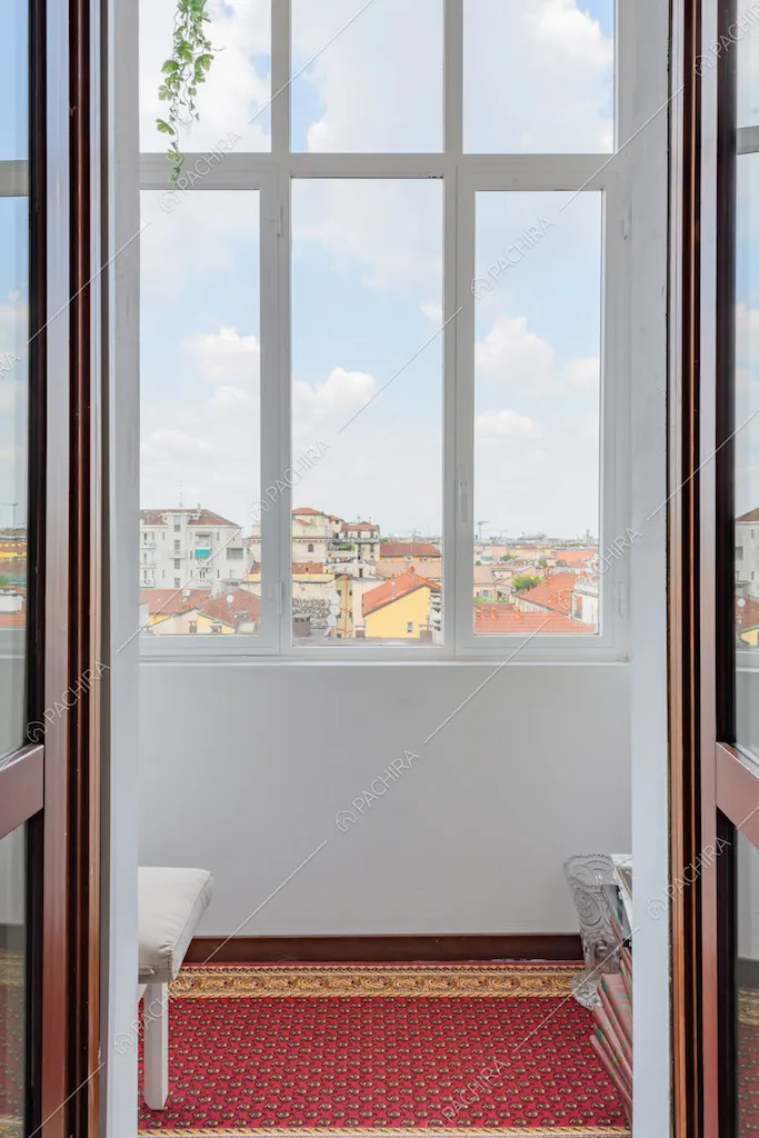 Grande vetrata con vista sui palazzi circostanti