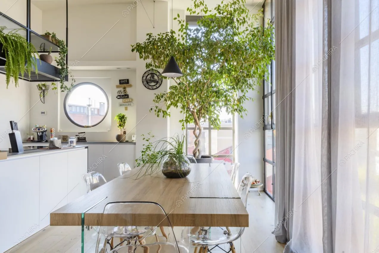 Tavolo da pranzo in legno e vista sull'isola della cucina
