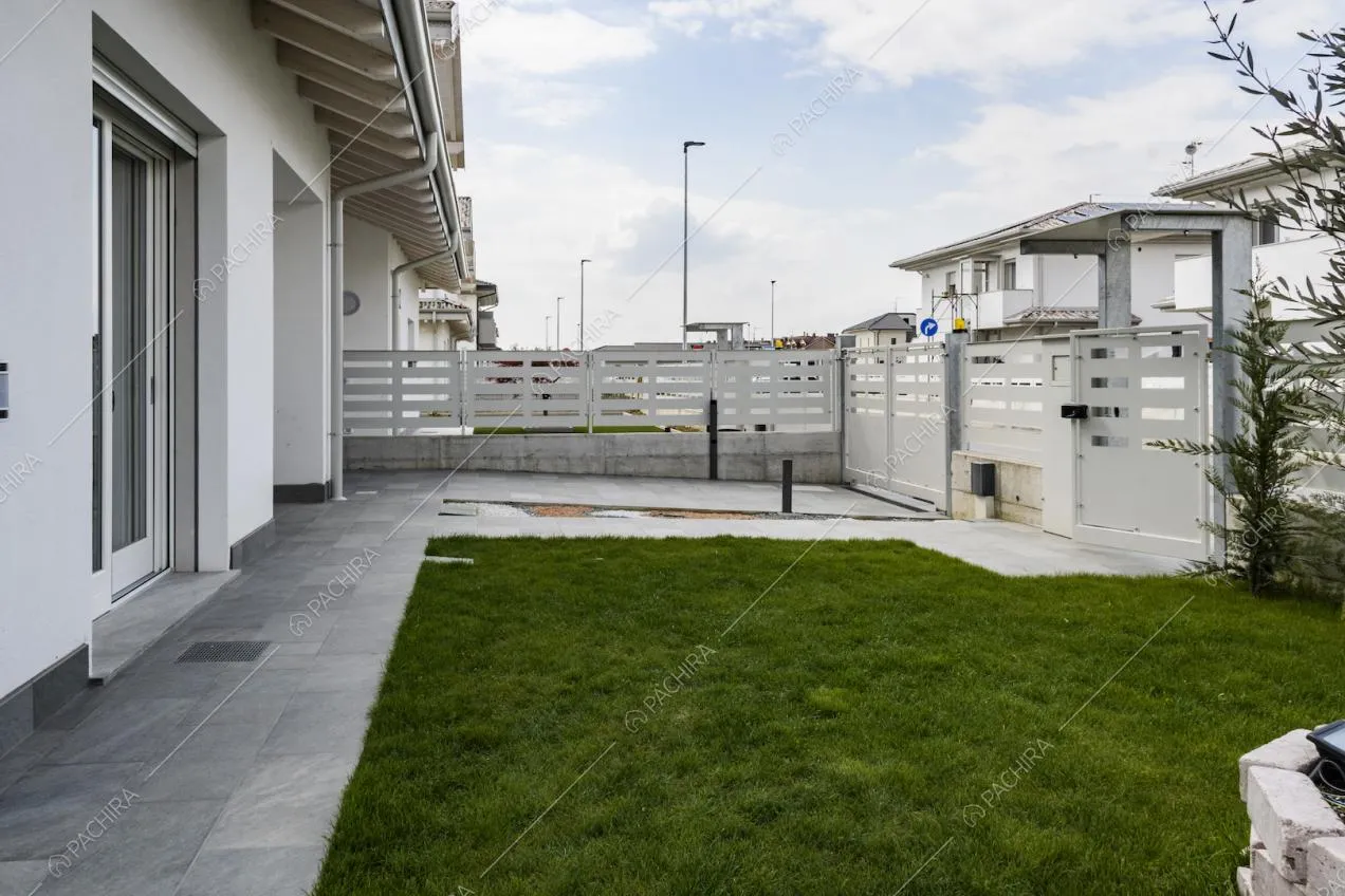Un angolo del giardino che circonda la villa