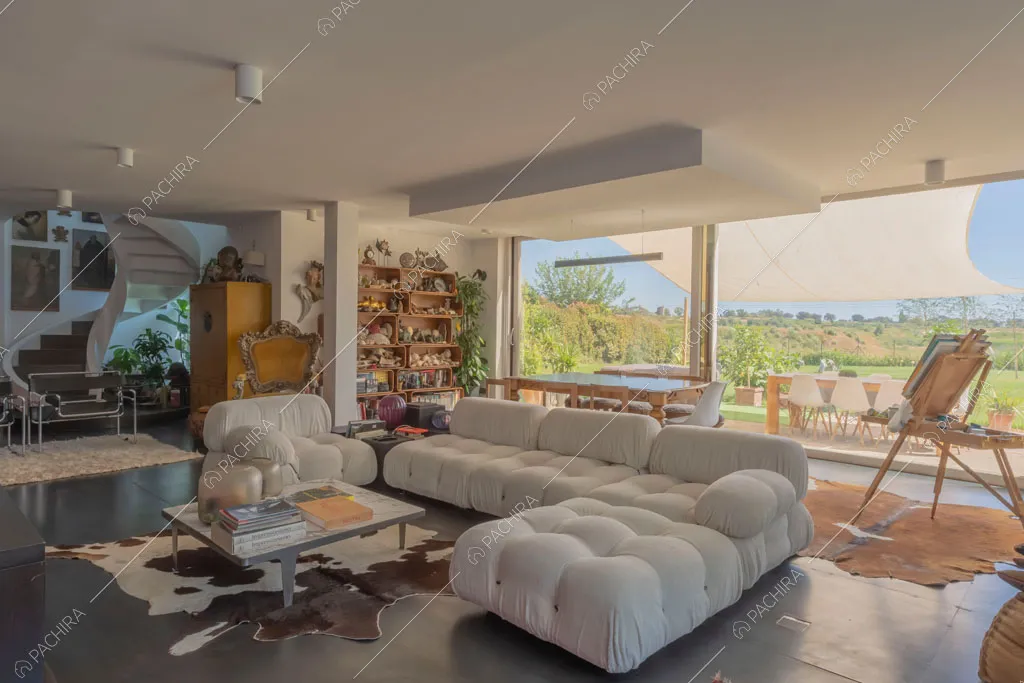Zona living della villa Arafura, location in stile contemporaneo a Roma
