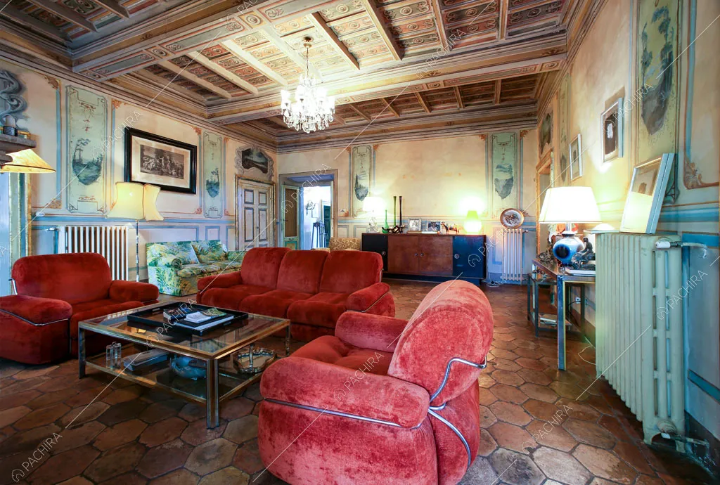 Luminoso salotto con soffitto a cassettoni, pavimento in cementine e pareti affrescate
