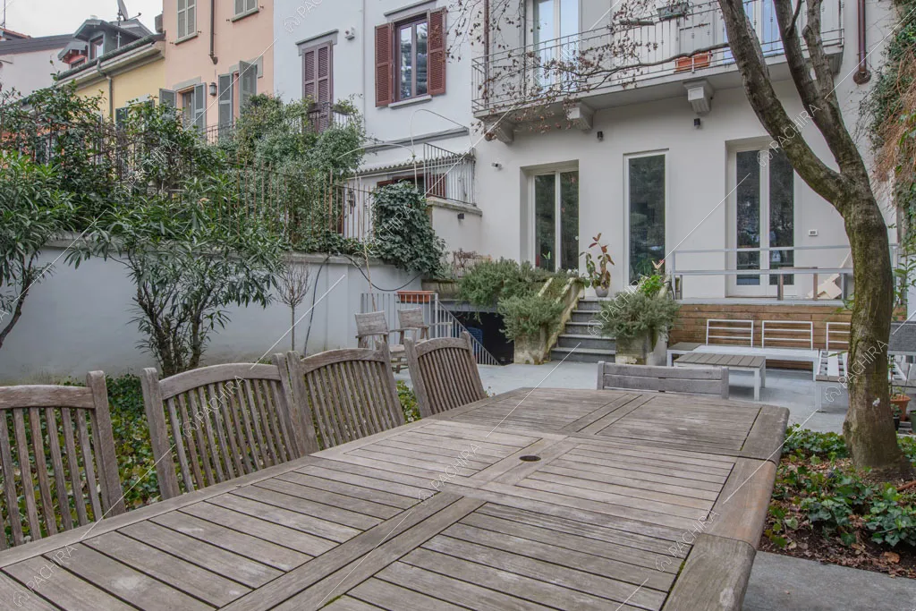 Tavolo da pranzo nel giardino della villa Kharan, location in stile contemporaneo a Milano