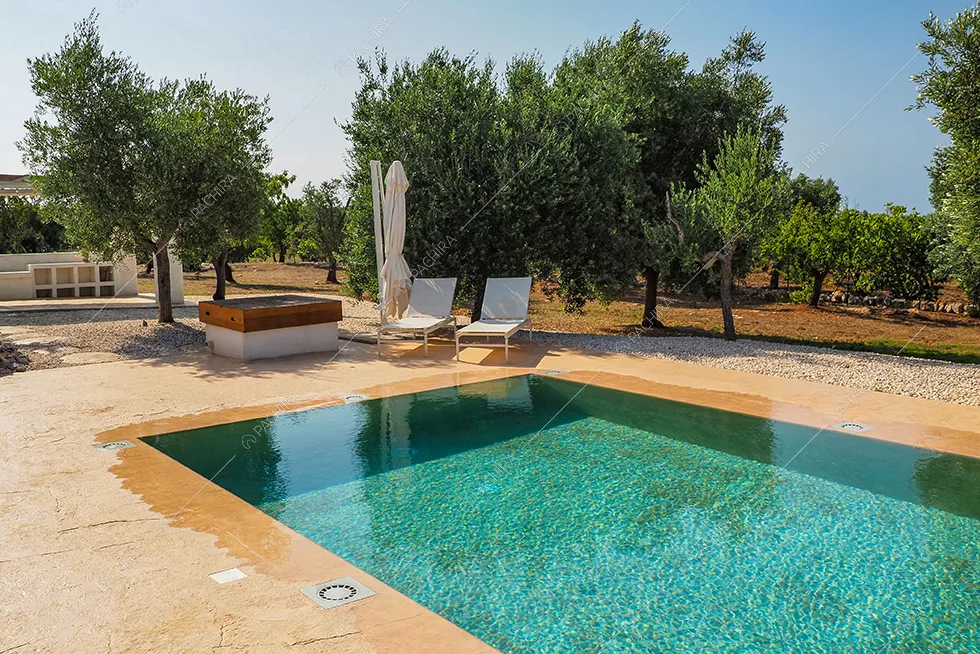 Piscina della villa Iolite, location in stile minimal a Brindisi