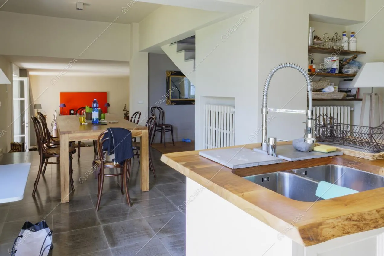 Dall’isola della cucina vista sul tavolo da pranzo in legno
