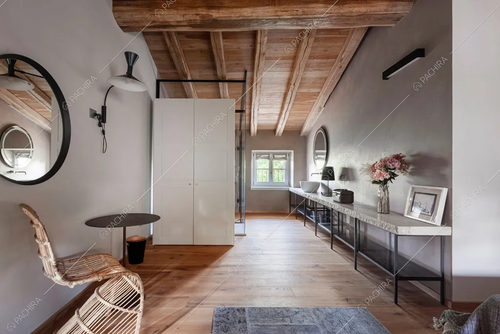 Travi in legno a vista sul soffitto della camera da letto della villa Ghibli, location in stile contemporaneo a Verona