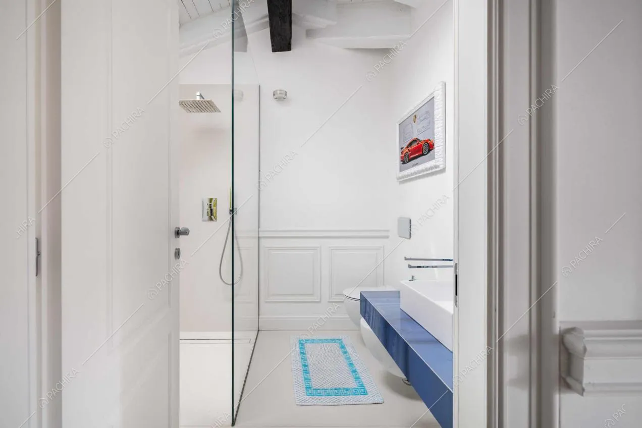 Bagno dell'appartamento Amazon, location in stile moderno a Novara