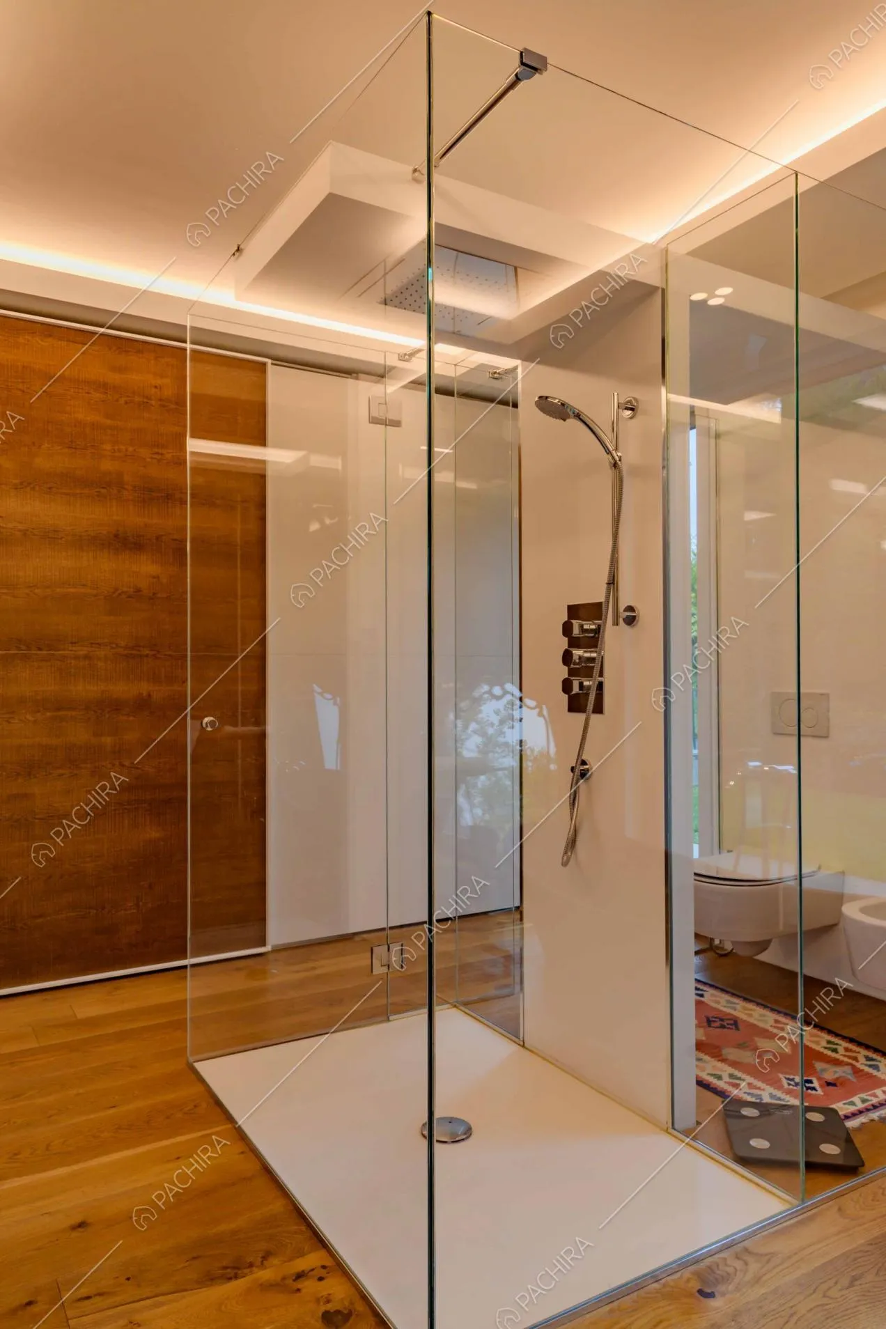 Moderno box-doccia nel bagno con parete in legno e pavimento in parquet