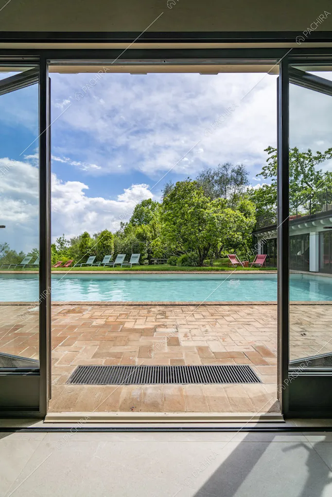 Pavimentazione in mattoni introno alla piscina
