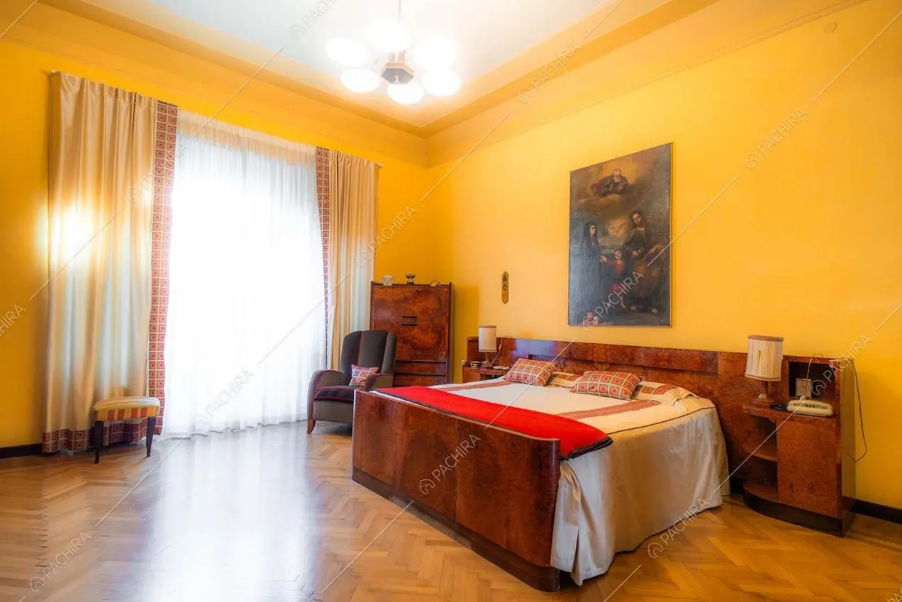 Camera da letto della villa Adamite, location in stile classico a Savona