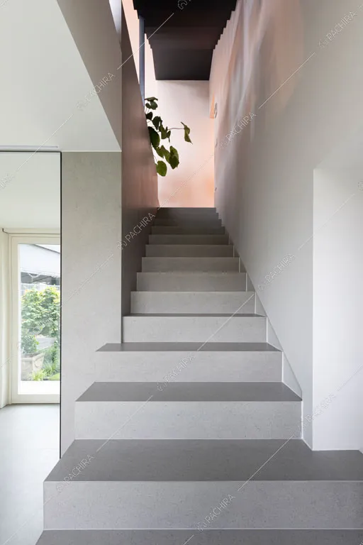 Scale della villa Makalu, location in stile contemporaneo a Brescia