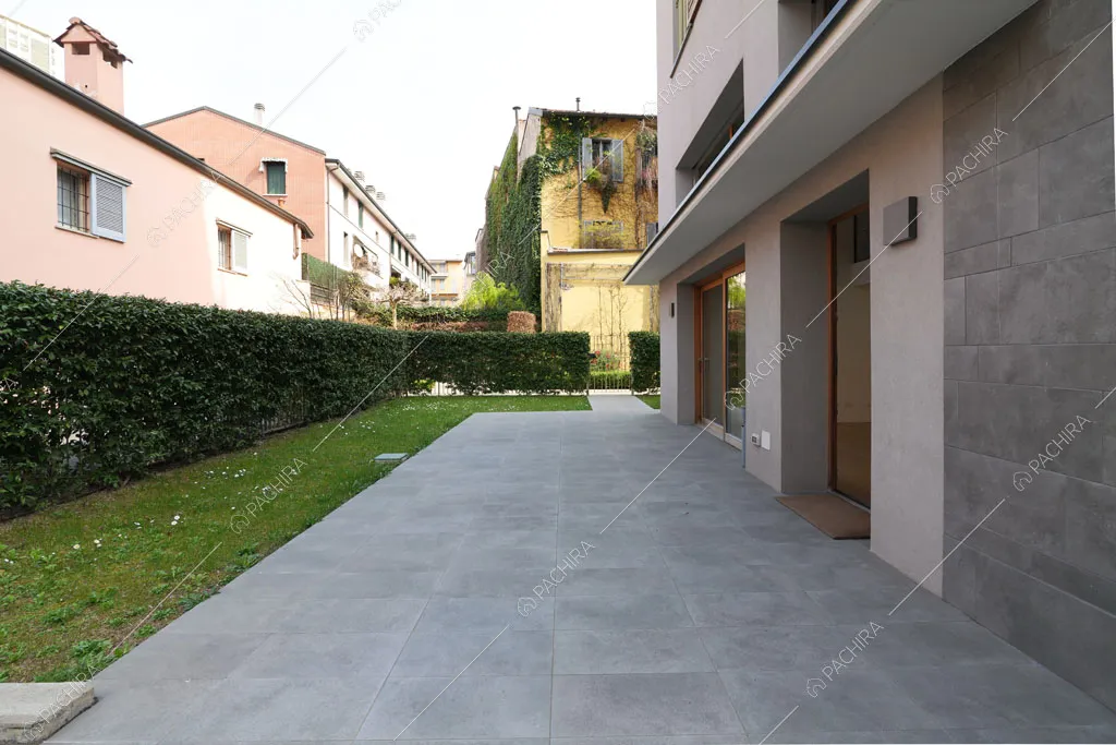 Dal giardino vista sugli esterni dell'espositivo Apocino, location in stile contemporaneo a Milano