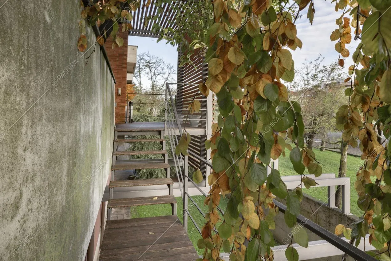 Scala con ringhiera lungo il muro esterno della villa