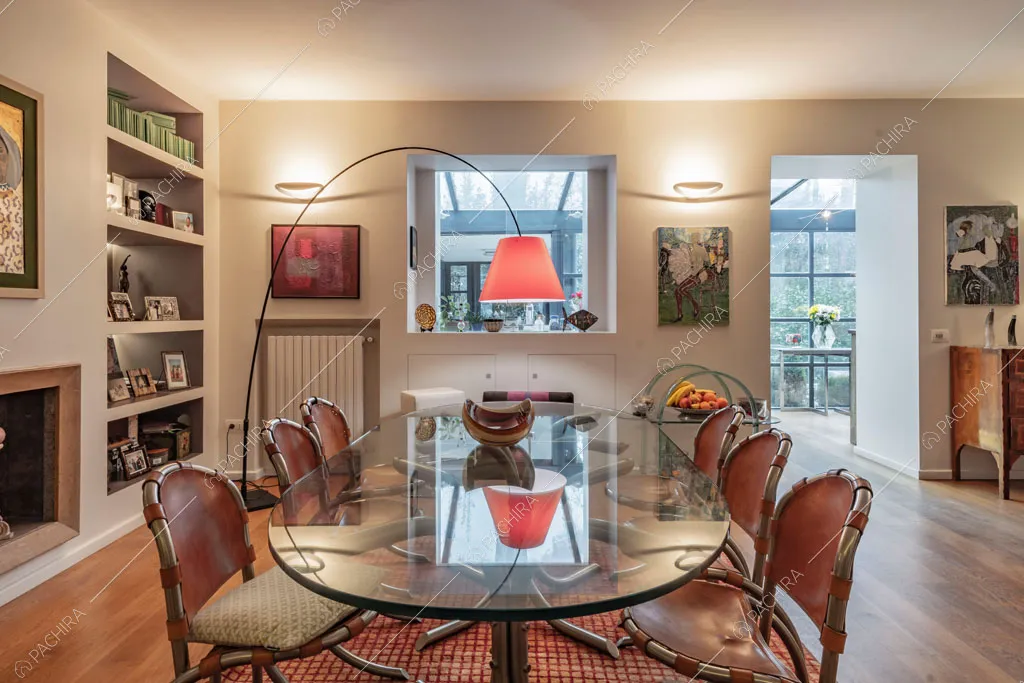 Zona living con camino dell'appartamento Catalpa, location in stile moderno a Roma