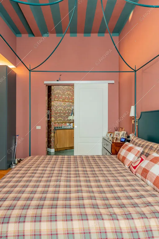 Camera da letto matrimoniale dell'appartamento Don, location in stile contemporaneo a Milano