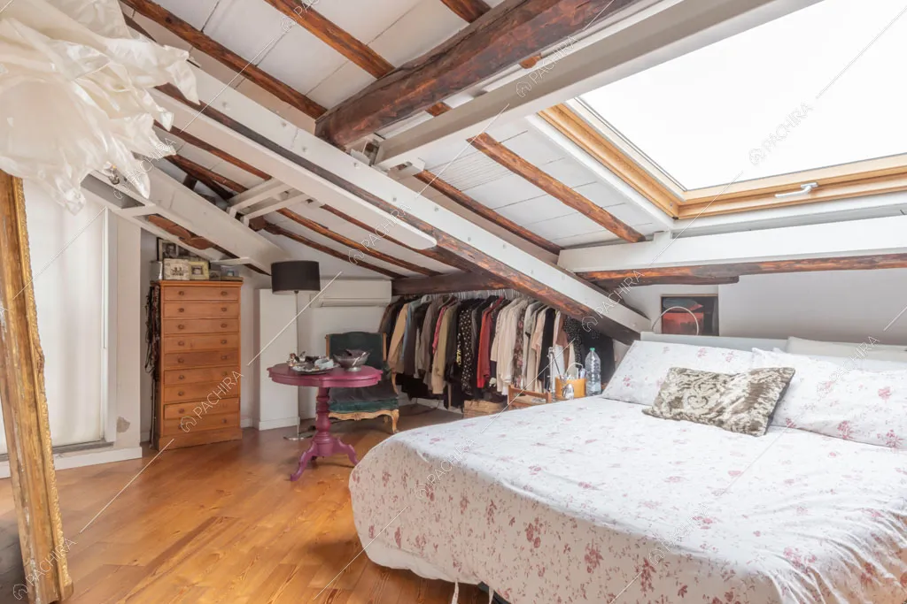Lucernario sul soffitto della camera da letto dell'appartamento Uru, location in stile moderno a Roma