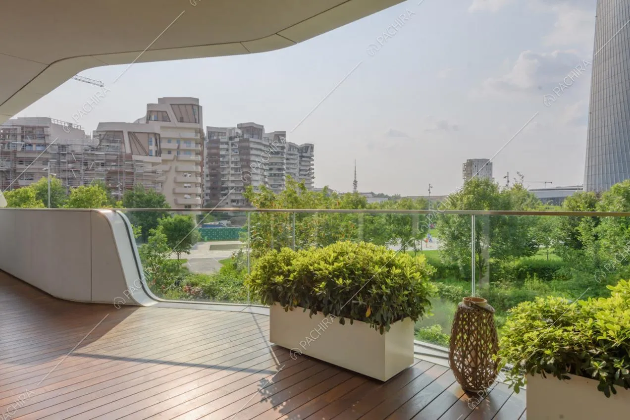 Vista parco e skyline dalla terrazza con pavimentazione in parquet da esterni