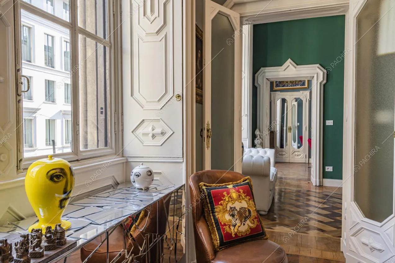 Porte e finestre con infissi d'epoca decorati in rilievo