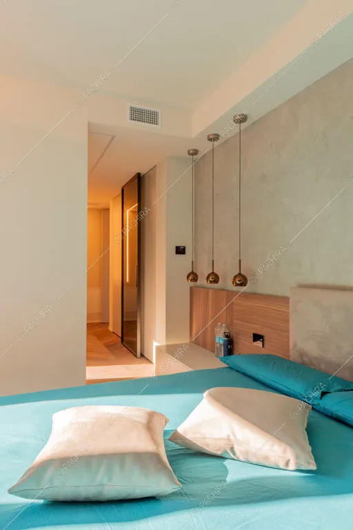 Camera da letto della villa Warta, location in stile contemporaneo a Monza
