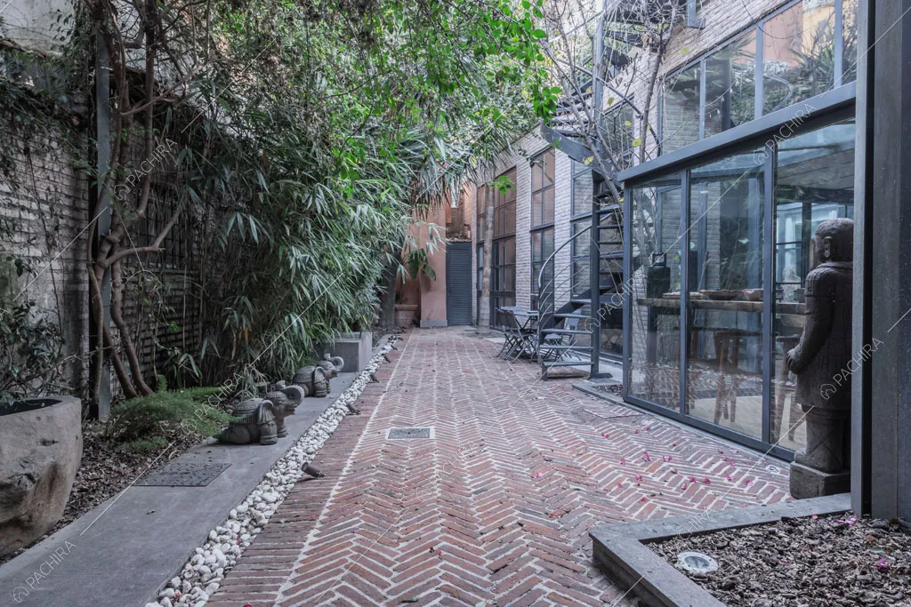 Cortile del loft Berillio, location in stile contemporaneo a Roma