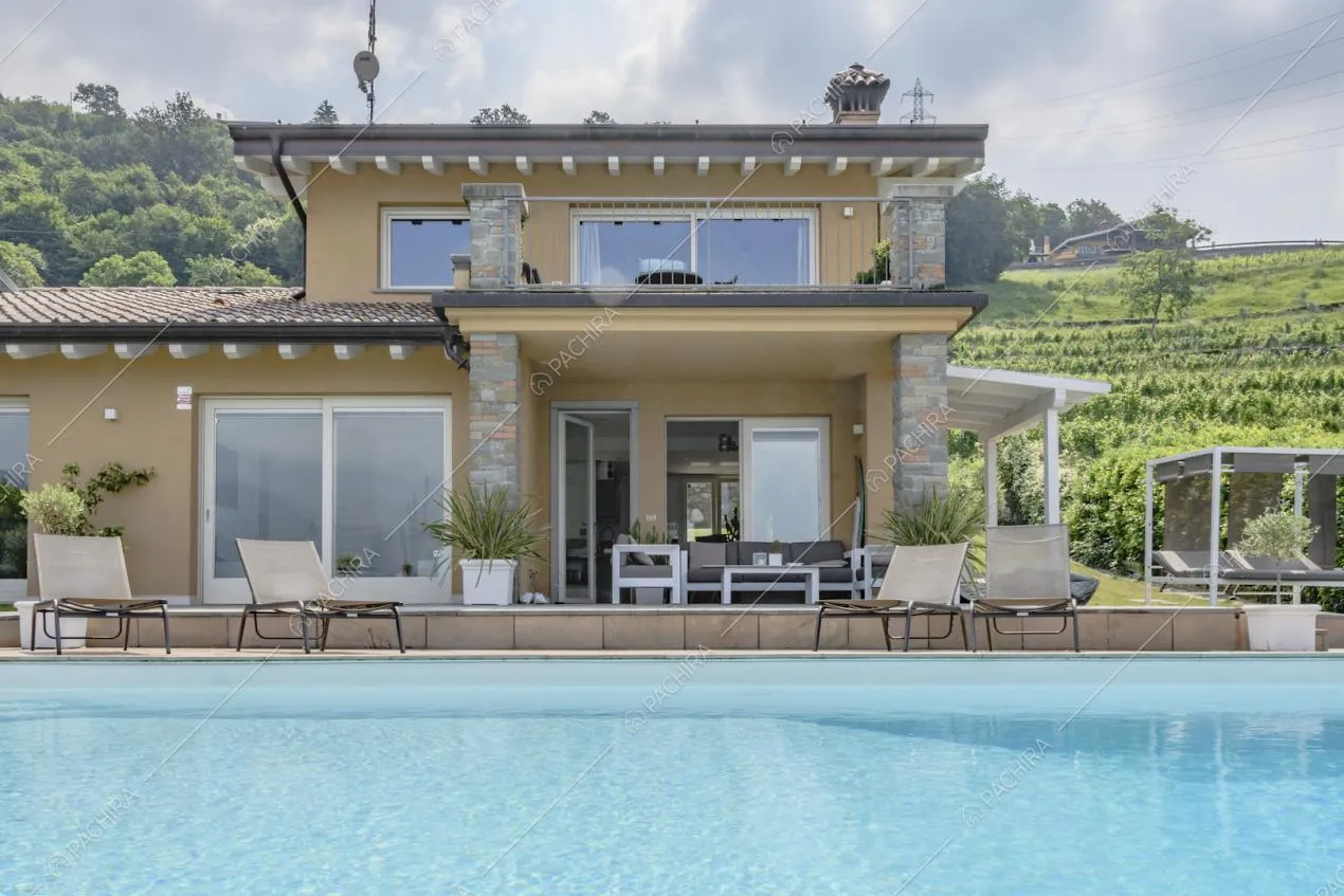 Villa su due livelli con portico e piscina