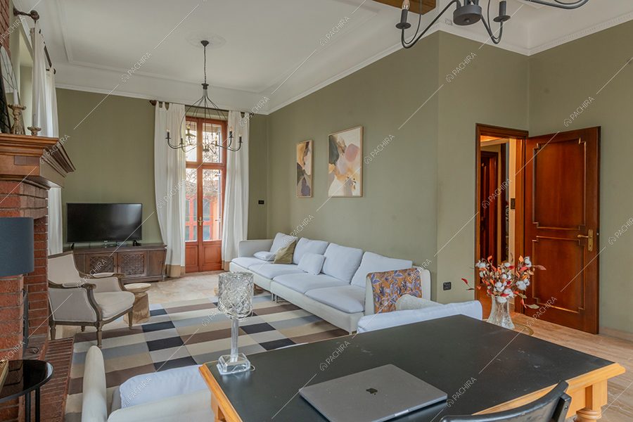 Zona living della villa Vinson, location in stile moderno a Milano