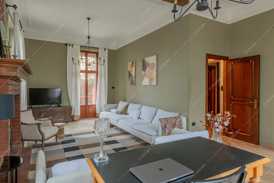 Zona living della villa Vinson, location in stile moderno a Milano