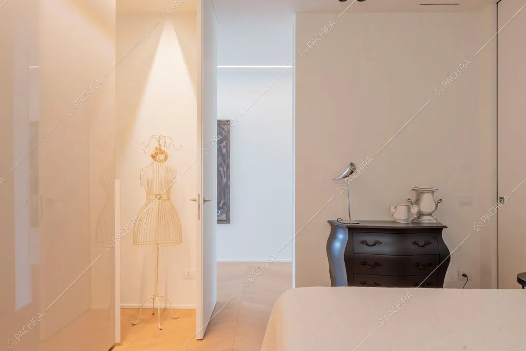 Pavimento in parquet nella camera da letto della villa Ladoga, location in stile contemporaneo a Varese