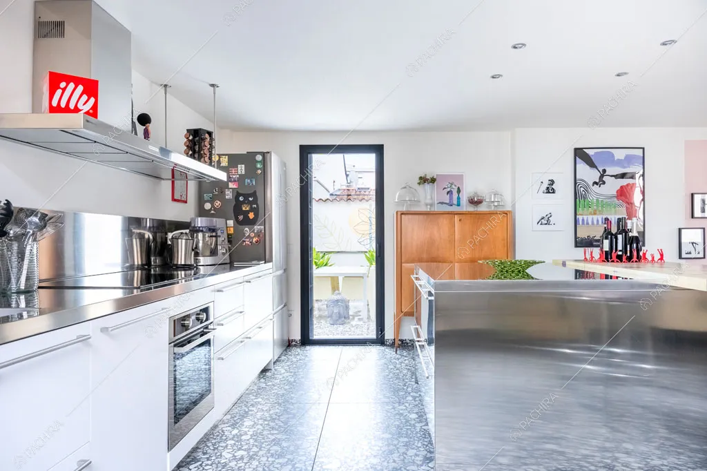 Cucina a isola della location Eyre, villa in stile moderno a Piacenza