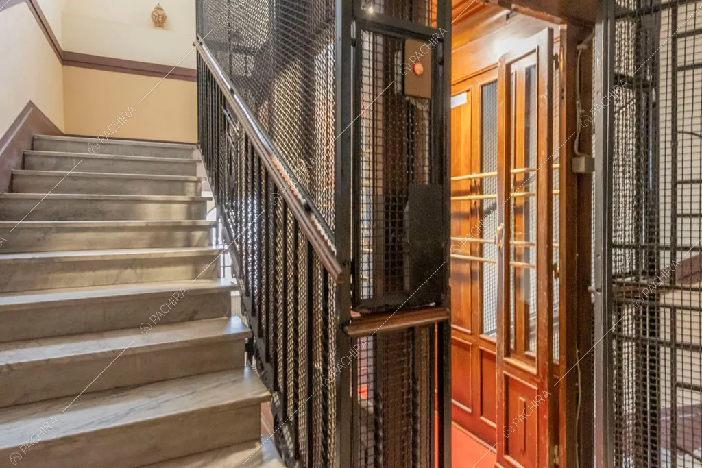 Ascensore dell'appartamento Uru, location in stile moderno a Roma