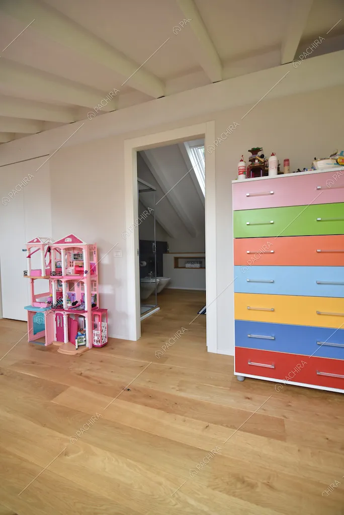 Mobile con cassetti colorati e parquet