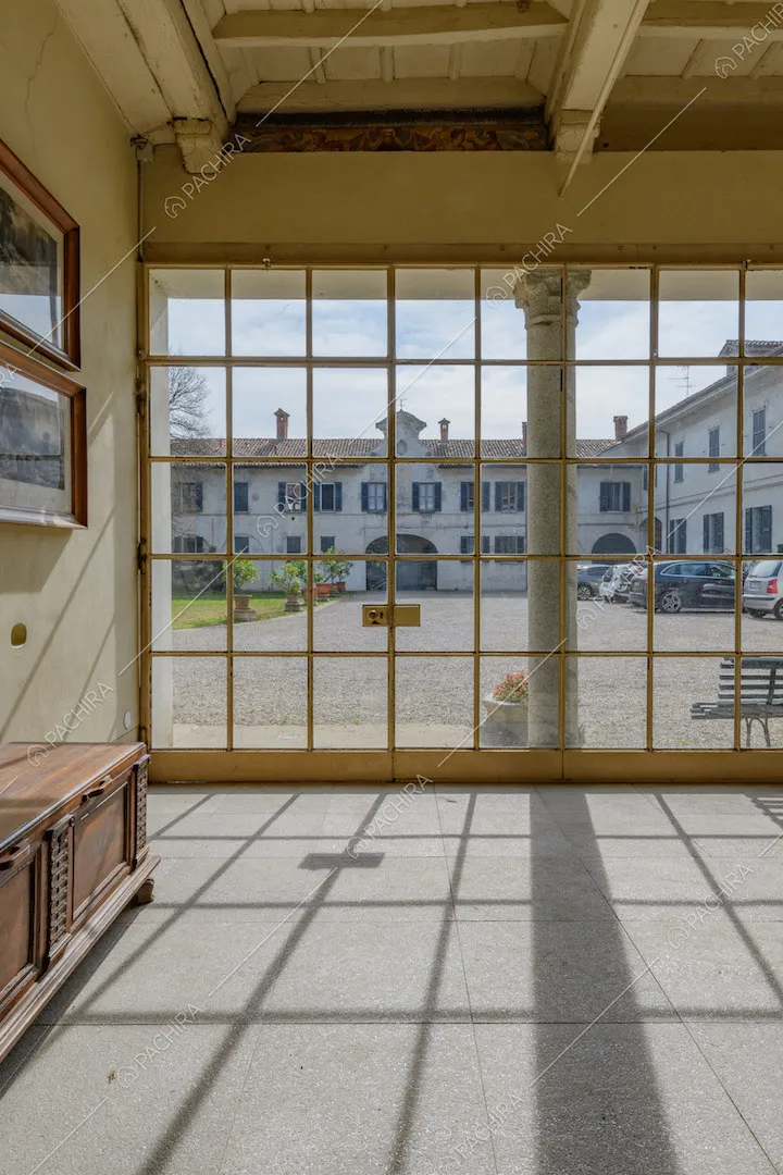 Dalle vetrate della veranda vista sulla corte della location