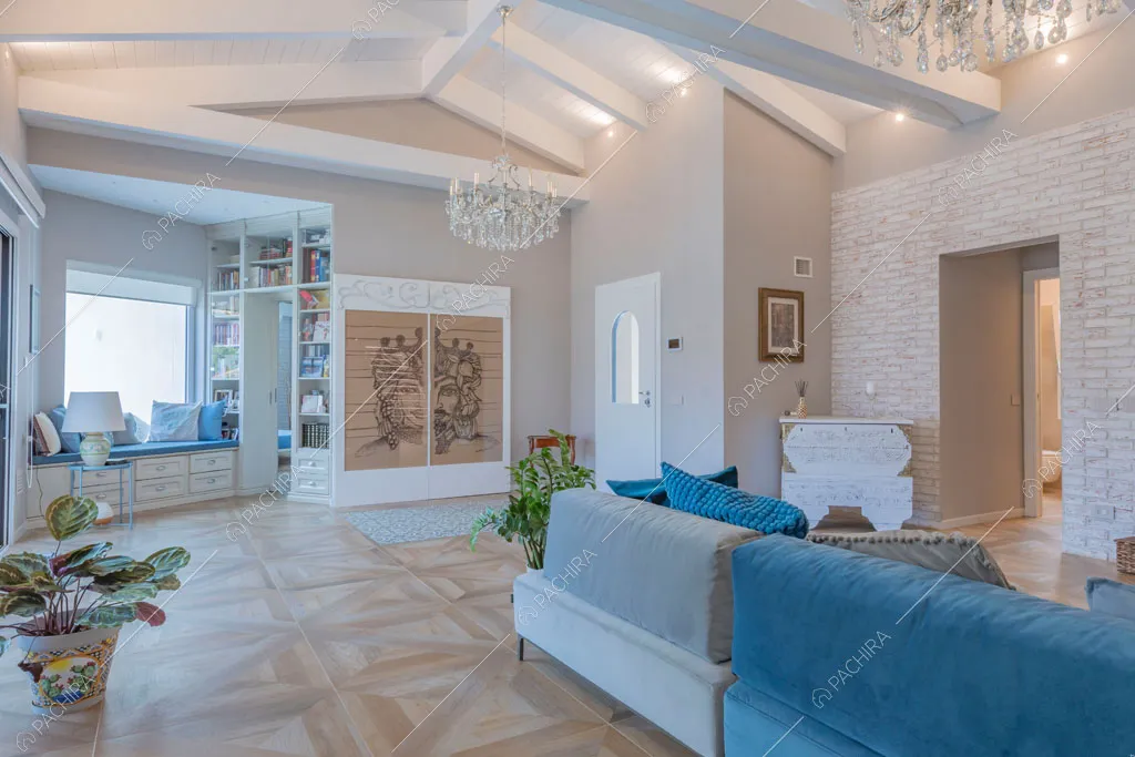 Zona living con pareti grigie della villa Colchito, location in stile contemporaneo a Roma