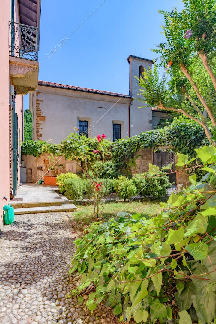 Grande giardino con pavimento in ciottoli