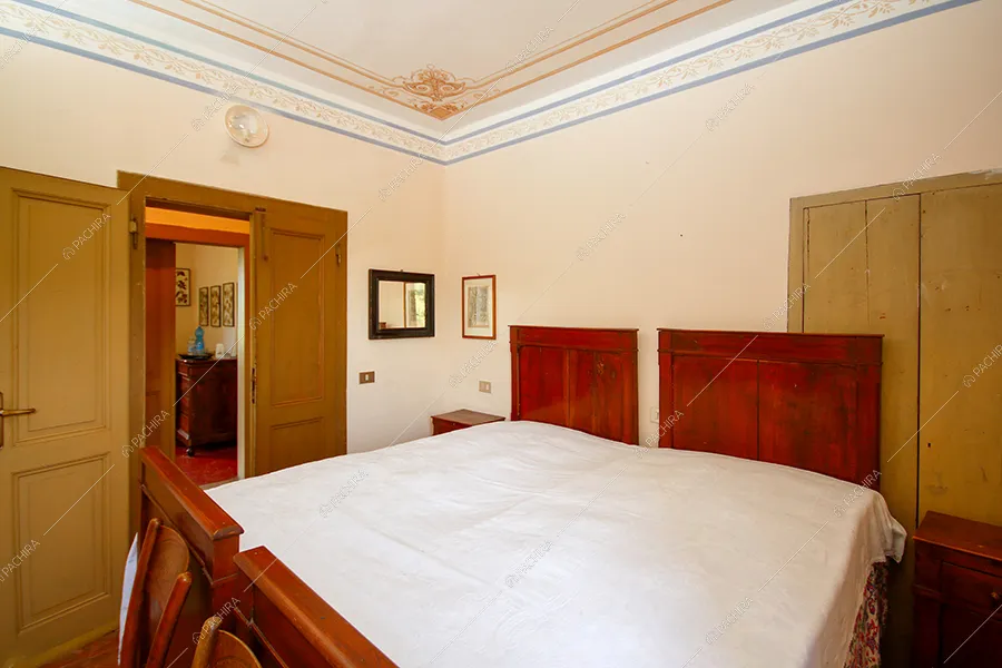 Camera da letto della villa Kurili, location in stile classico a Bergamo