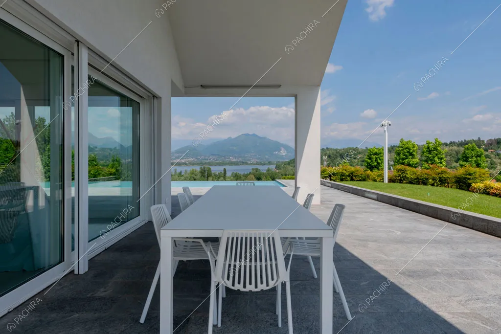 Veranda della villa Coral, location in stile contemporaneo a Como