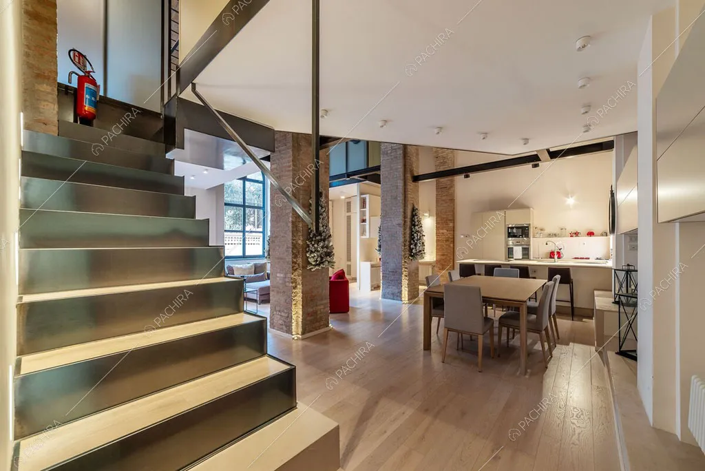 Zona living con pavimento in parquet del loft Sabbia, location in stile moderno a Roma
