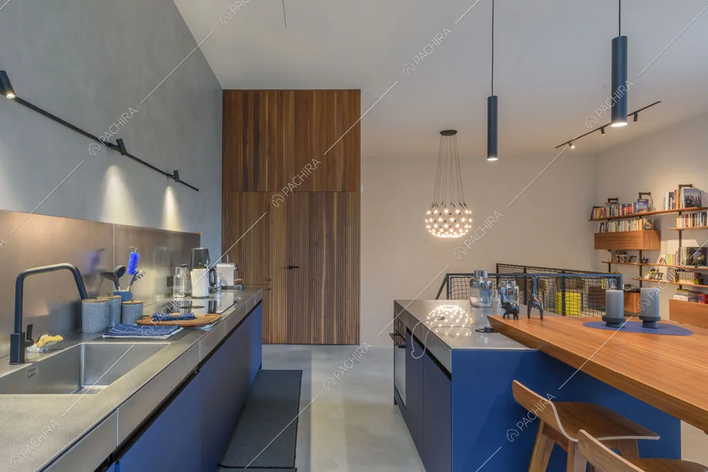 Cucina blu dell'appartamento Fiore di porro, location in stile minimal a Monza