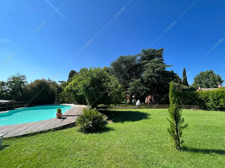 Piscina della dimora storica Elbe, location in stile classico per shooting a Roma